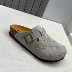 :女码/情侣款 男+10 顶级版 Louis Vuitton 2026秋冬情侣新款勃肯穆勒休闲鞋 LV 字母logo五金 :女码/情侣款 男+10 顶级版 Louis Vuitton 2026秋冬情侣新款勃肯穆勒休闲鞋 LV 字母logo五金