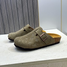 :女码/情侣款 男+10 顶级版 Louis Vuitton 2026秋冬情侣新款勃肯穆勒休闲鞋 LV 字母logo五金 :女码/情侣款 男+10 顶级版 Louis Vuitton 2026秋冬情侣新款勃肯穆勒休闲鞋 LV 字母logo五金