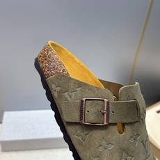 :女码/情侣款 男+10 顶级版 Louis Vuitton 2026秋冬情侣新款勃肯穆勒休闲鞋 LV 字母logo五金 :女码/情侣款 男+10 顶级版 Louis Vuitton 2026秋冬情侣新款勃肯穆勒休闲鞋 LV 字母logo五金
