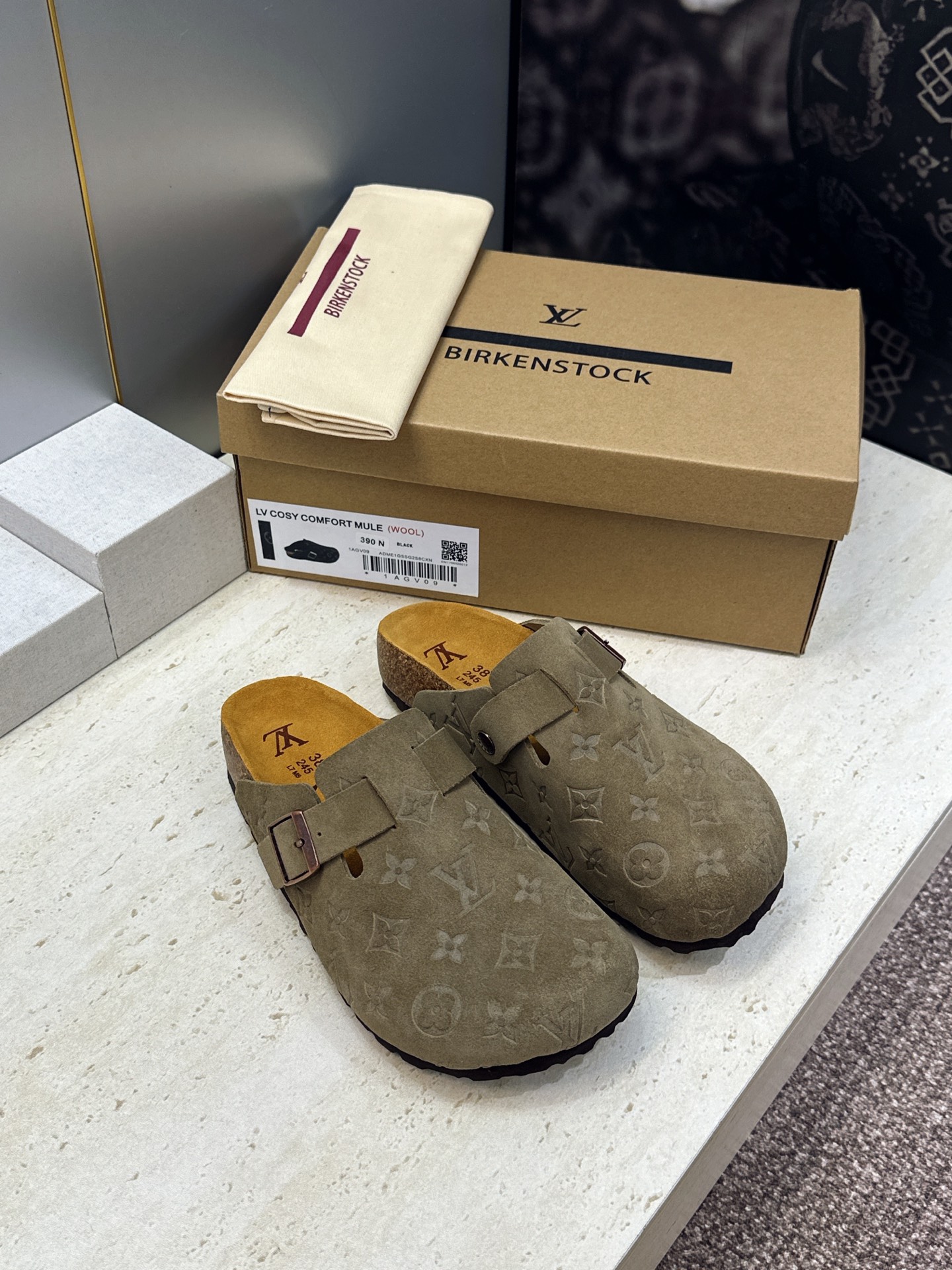 :女码/情侣款 男+10 顶级版 Louis Vuitton 2026秋冬情侣新款勃肯穆勒休闲鞋 LV 字母logo五金 :女码/情侣款 男+10 顶级版 Louis Vuitton 2026秋冬情侣新款勃肯穆勒休闲鞋 LV 字母logo五金