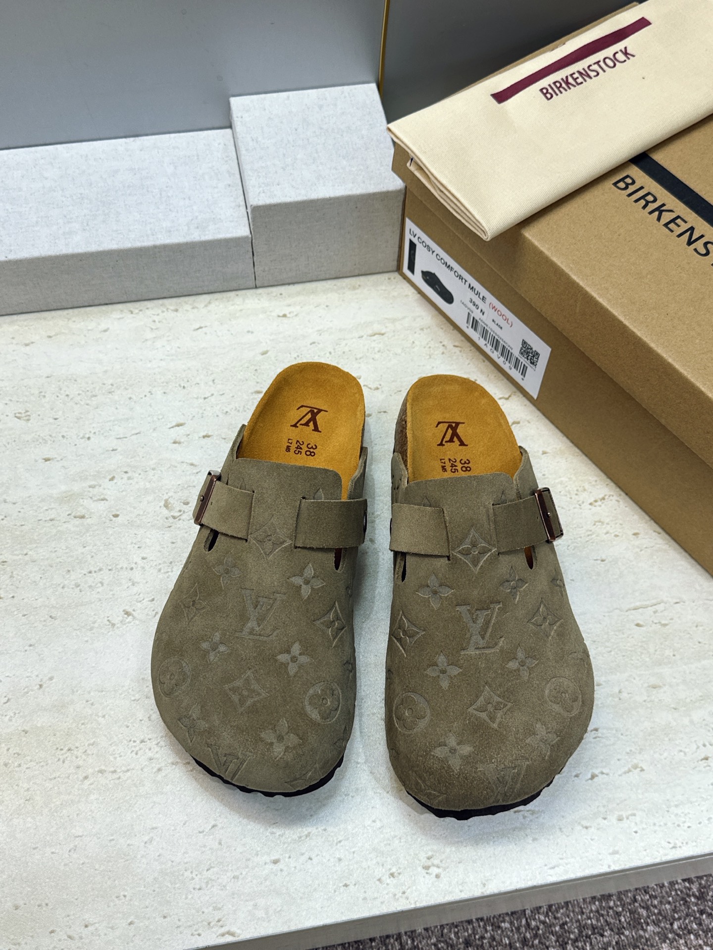 :女码/情侣款 男+10 顶级版 Louis Vuitton 2026秋冬情侣新款勃肯穆勒休闲鞋 LV 字母logo五金 :女码/情侣款 男+10 顶级版 Louis Vuitton 2026秋冬情侣新款勃肯穆勒休闲鞋 LV 字母logo五金