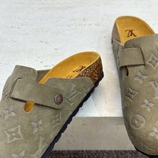 :女码/情侣款 男+10 顶级版 Louis Vuitton 2026秋冬情侣新款勃肯穆勒休闲鞋 LV 字母logo五金 :女码/情侣款 男+10 顶级版 Louis Vuitton 2026秋冬情侣新款勃肯穆勒休闲鞋 LV 字母logo五金