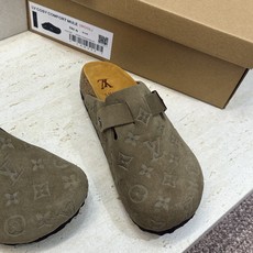 :女码/情侣款 男+10 顶级版 Louis Vuitton 2026秋冬情侣新款勃肯穆勒休闲鞋 LV 字母logo五金 :女码/情侣款 男+10 顶级版 Louis Vuitton 2026秋冬情侣新款勃肯穆勒休闲鞋 LV 字母logo五金