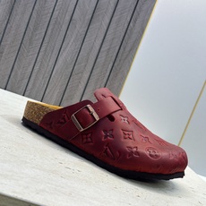 :女码/情侣款 男+10 顶级版 Louis Vuitton 2026秋冬情侣新款勃肯穆勒休闲鞋 LV 字母logo五金 :女码/情侣款 男+10 顶级版 Louis Vuitton 2026秋冬情侣新款勃肯穆勒休闲鞋 LV 字母logo五金