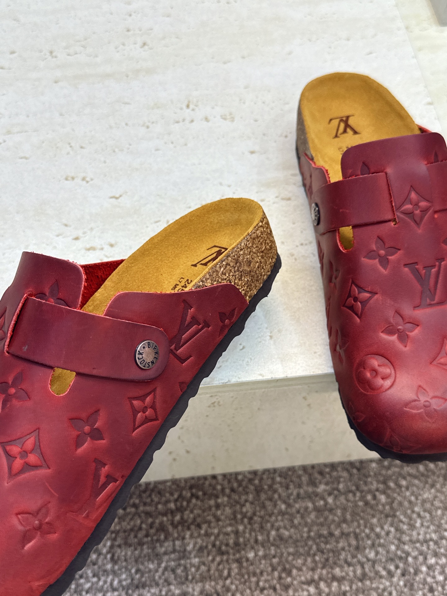 :女码/情侣款 男+10 顶级版 Louis Vuitton 2026秋冬情侣新款勃肯穆勒休闲鞋 LV 字母logo五金 :女码/情侣款 男+10 顶级版 Louis Vuitton 2026秋冬情侣新款勃肯穆勒休闲鞋 LV 字母logo五金