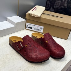 :女码/情侣款 男+10 顶级版 Louis Vuitton 2026秋冬情侣新款勃肯穆勒休闲鞋 LV 字母logo五金 :女码/情侣款 男+10 顶级版 Louis Vuitton 2026秋冬情侣新款勃肯穆勒休闲鞋 LV 字母logo五金