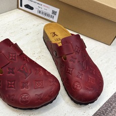 :女码/情侣款 男+10 顶级版 Louis Vuitton 2026秋冬情侣新款勃肯穆勒休闲鞋 LV 字母logo五金 :女码/情侣款 男+10 顶级版 Louis Vuitton 2026秋冬情侣新款勃肯穆勒休闲鞋 LV 字母logo五金