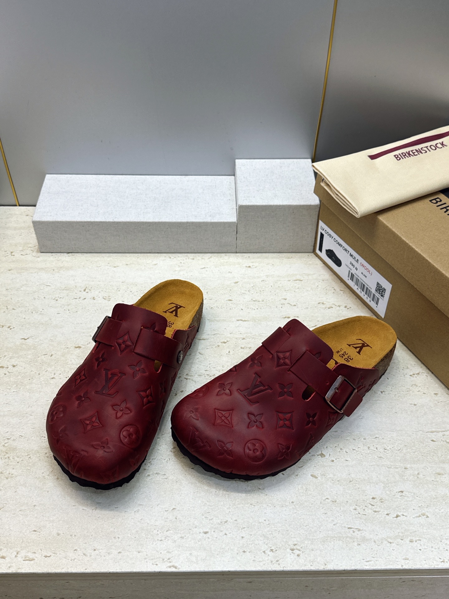 :女码/情侣款 男+10 顶级版 Louis Vuitton 2026秋冬情侣新款勃肯穆勒休闲鞋 LV 字母logo五金 :女码/情侣款 男+10 顶级版 Louis Vuitton 2026秋冬情侣新款勃肯穆勒休闲鞋 LV 字母logo五金