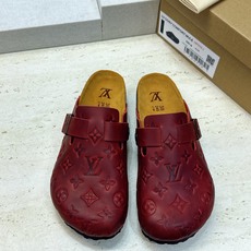 :女码/情侣款 男+10 顶级版 Louis Vuitton 2026秋冬情侣新款勃肯穆勒休闲鞋 LV 字母logo五金 :女码/情侣款 男+10 顶级版 Louis Vuitton 2026秋冬情侣新款勃肯穆勒休闲鞋 LV 字母logo五金