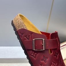 :女码/情侣款 男+10 顶级版 Louis Vuitton 2026秋冬情侣新款勃肯穆勒休闲鞋 LV 字母logo五金 :女码/情侣款 男+10 顶级版 Louis Vuitton 2026秋冬情侣新款勃肯穆勒休闲鞋 LV 字母logo五金