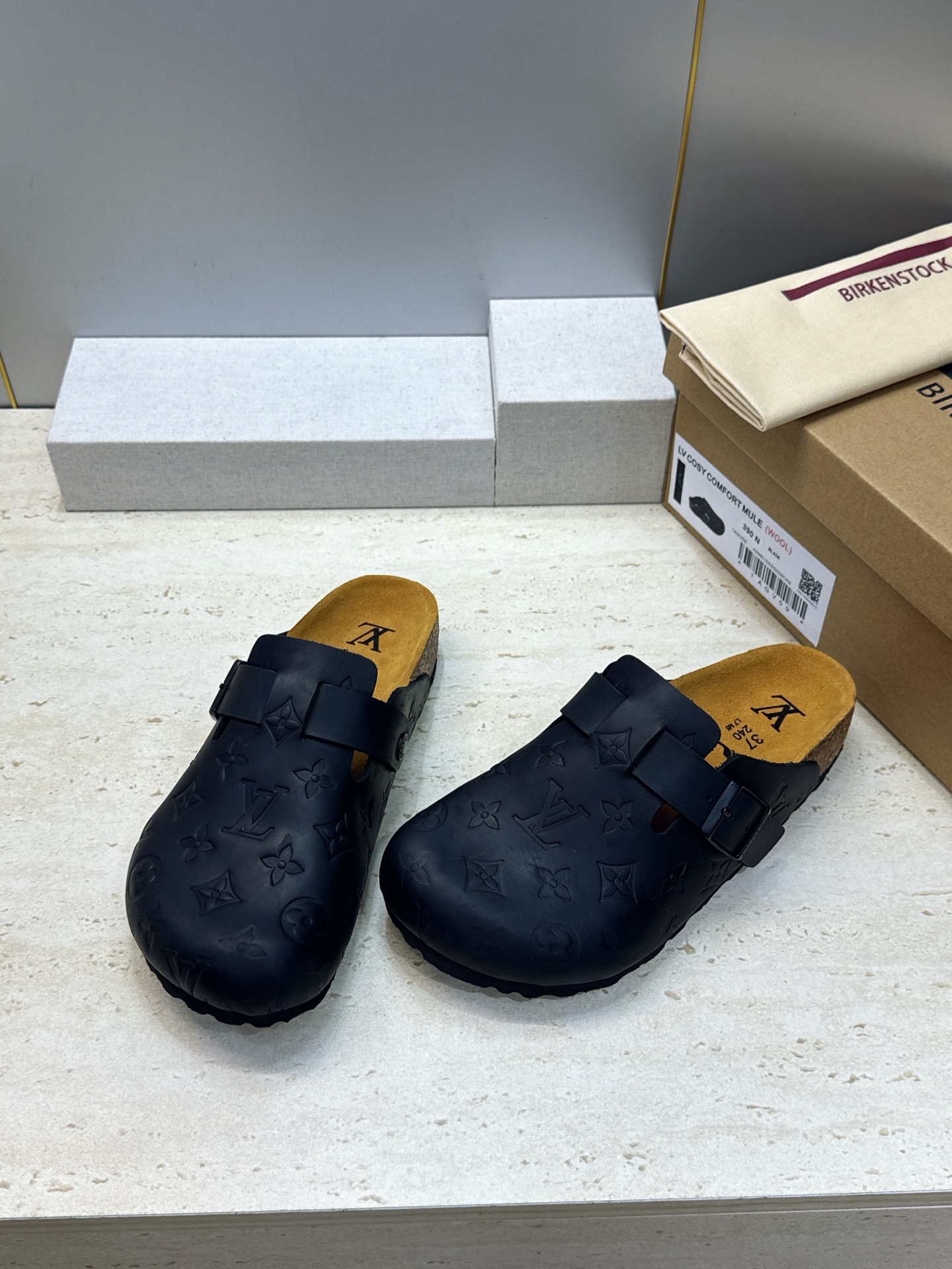 :女码/情侣款 男+10 顶级版 Louis Vuitton 2026秋冬情侣新款勃肯穆勒休闲鞋 LV 字母logo五金