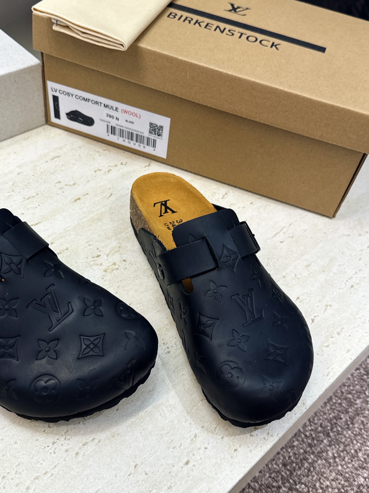 :女码/情侣款 男+10 顶级版 Louis Vuitton 2026秋冬情侣新款勃肯穆勒休闲鞋 LV 字母logo五金