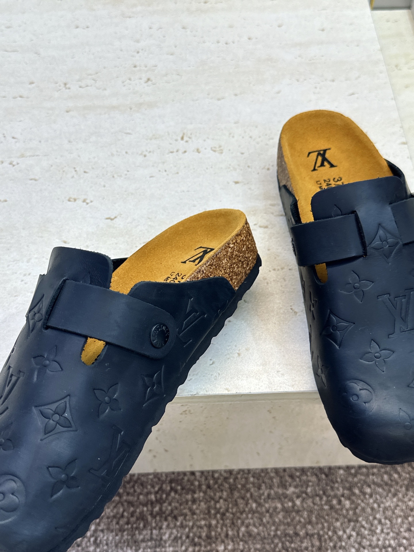 :女码/情侣款 男+10 顶级版 Louis Vuitton 2026秋冬情侣新款勃肯穆勒休闲鞋 LV 字母logo五金