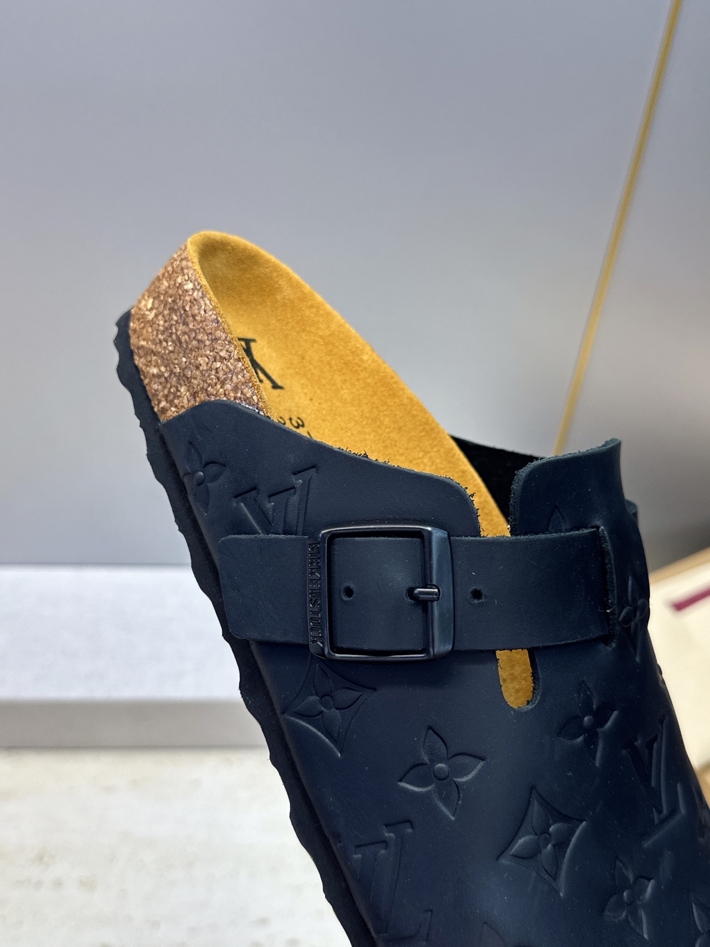 :女码/情侣款 男+10 顶级版 Louis Vuitton 2026秋冬情侣新款勃肯穆勒休闲鞋 LV 字母logo五金