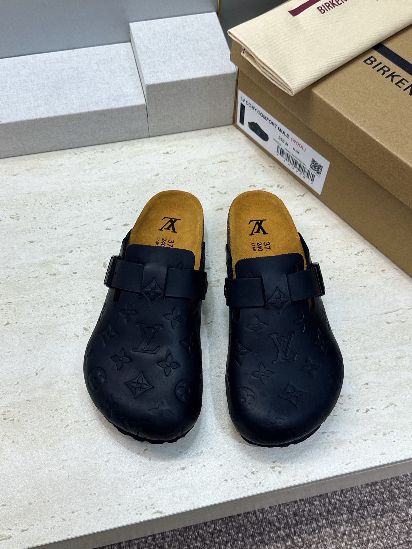 :女码/情侣款 男+10 顶级版 Louis Vuitton 2026秋冬情侣新款勃肯穆勒休闲鞋 LV 字母logo五金