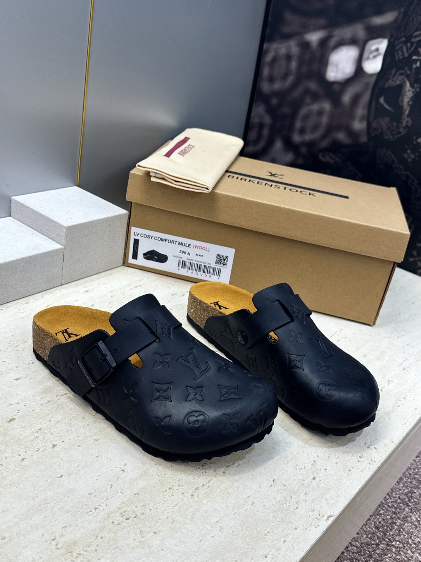 :女码/情侣款 男+10 顶级版 Louis Vuitton 2026秋冬情侣新款勃肯穆勒休闲鞋 LV 字母logo五金 :女码/情侣款 男+10 顶级版 Louis Vuitton 2026秋冬情侣新款勃肯穆勒休闲鞋 LV 字母logo五金