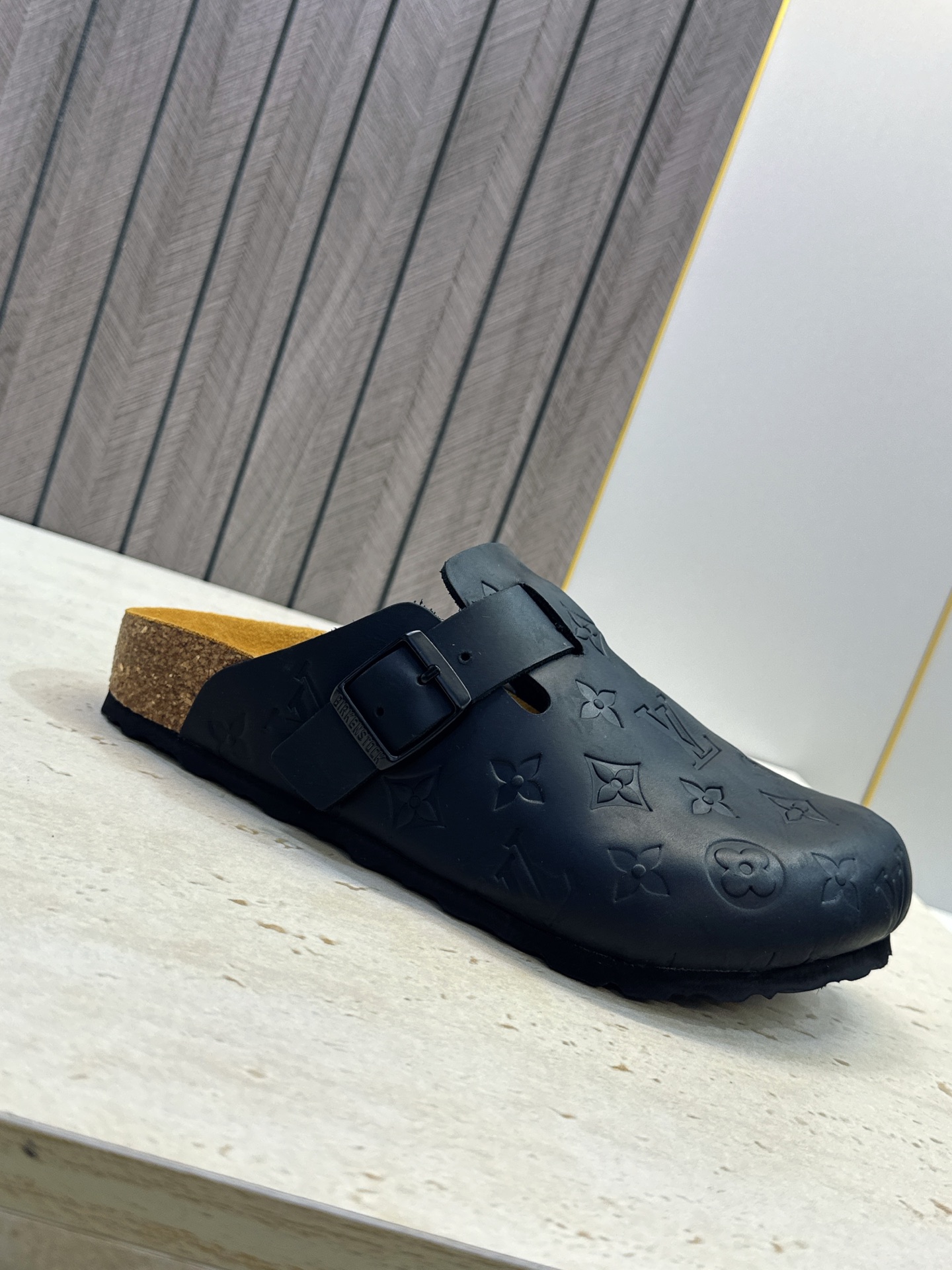 :女码/情侣款 男+10 顶级版 Louis Vuitton 2026秋冬情侣新款勃肯穆勒休闲鞋 LV 字母logo五金