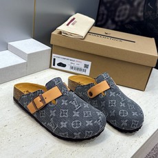 :女码/情侣款 男+10 顶级版 Louis Vuitton 2026秋冬情侣新款勃肯穆勒休闲鞋 LV 字母logo五金 :女码/情侣款 男+10 顶级版 Louis Vuitton 2026秋冬情侣新款勃肯穆勒休闲鞋 LV 字母logo五金