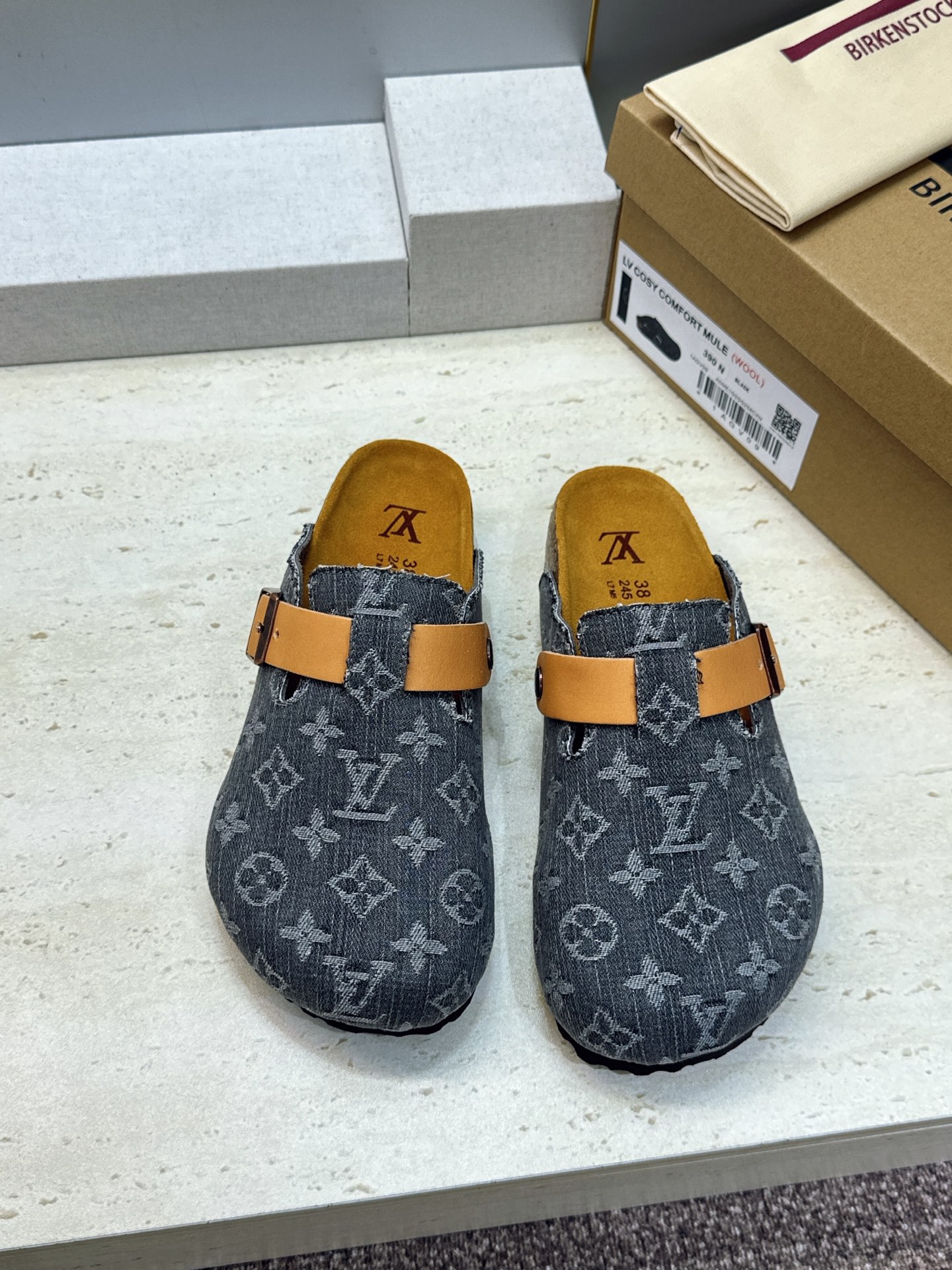 :女码/情侣款 男+10 顶级版 Louis Vuitton 2026秋冬情侣新款勃肯穆勒休闲鞋 LV 字母logo五金