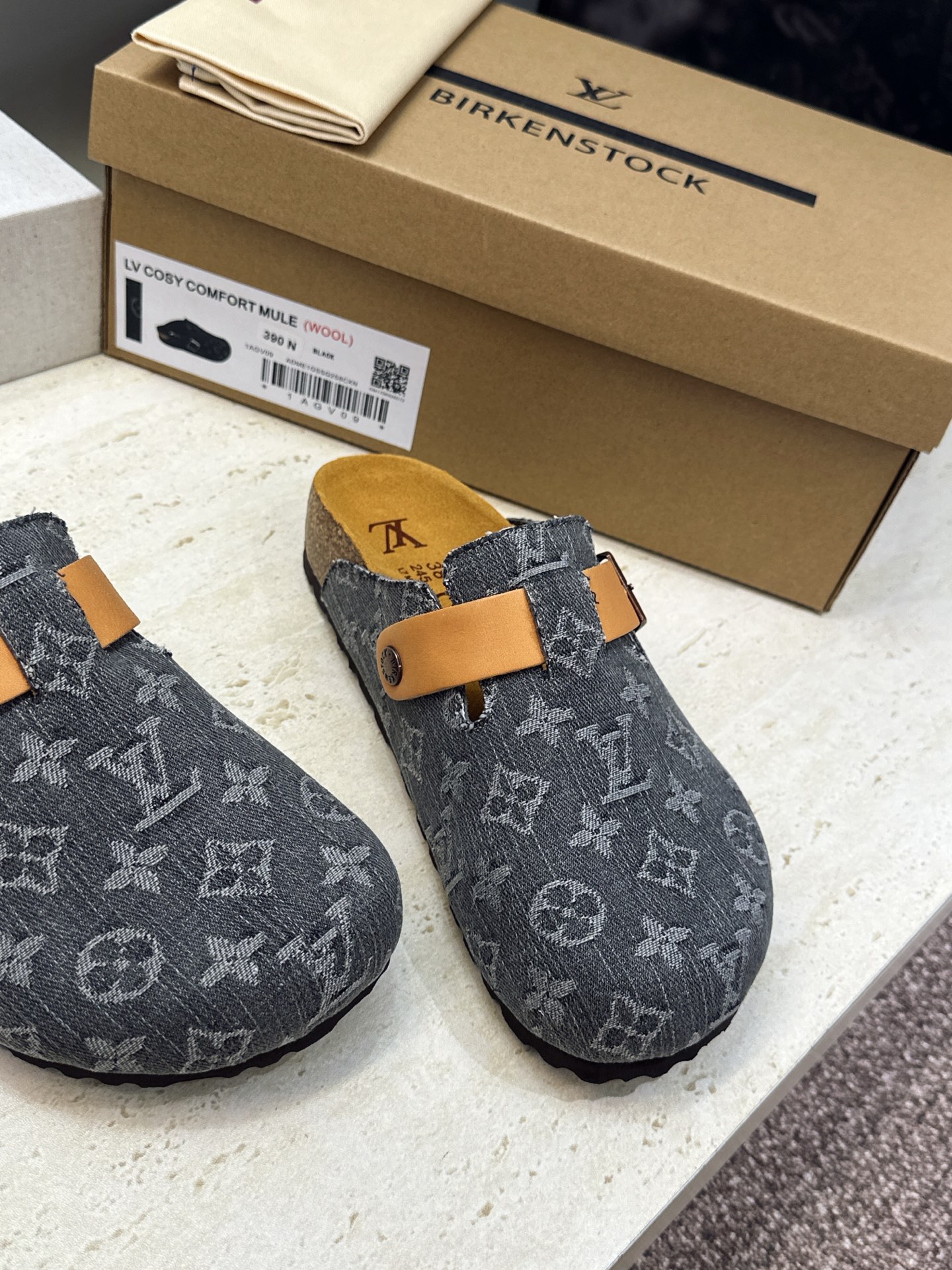:女码/情侣款 男+10 顶级版 Louis Vuitton 2026秋冬情侣新款勃肯穆勒休闲鞋 LV 字母logo五金