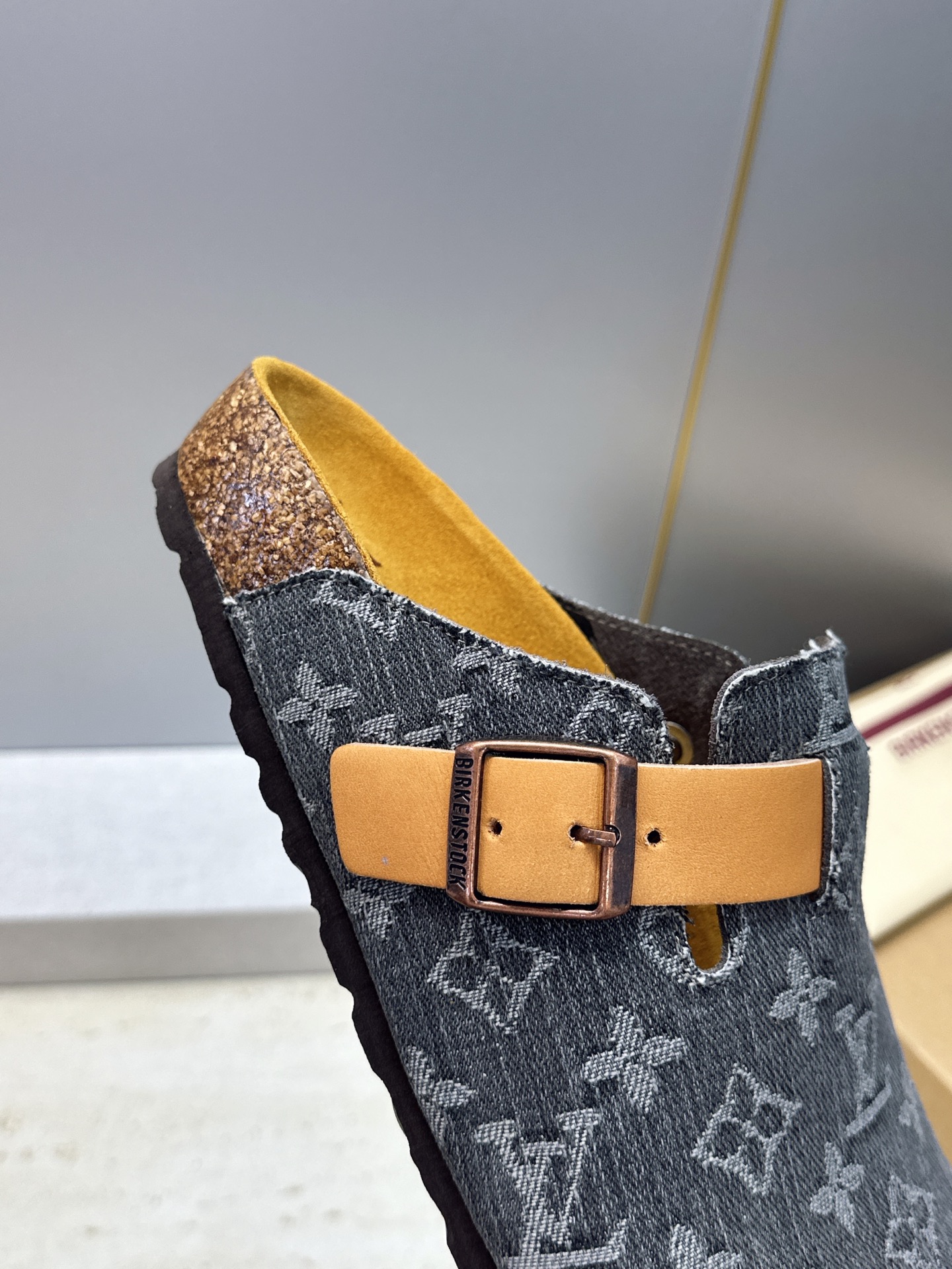 :女码/情侣款 男+10 顶级版 Louis Vuitton 2026秋冬情侣新款勃肯穆勒休闲鞋 LV 字母logo五金