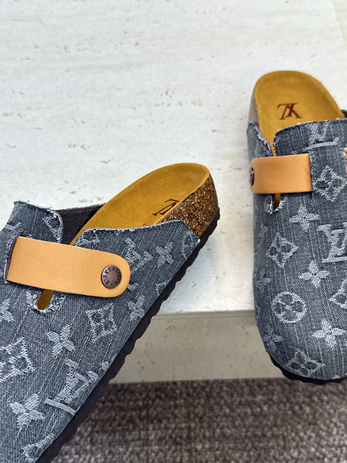 :女码/情侣款 男+10 顶级版 Louis Vuitton 2026秋冬情侣新款勃肯穆勒休闲鞋 LV 字母logo五金