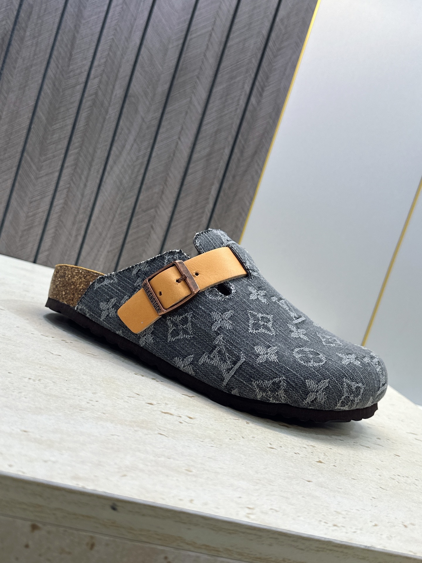 :女码/情侣款 男+10 顶级版 Louis Vuitton 2026秋冬情侣新款勃肯穆勒休闲鞋 LV 字母logo五金