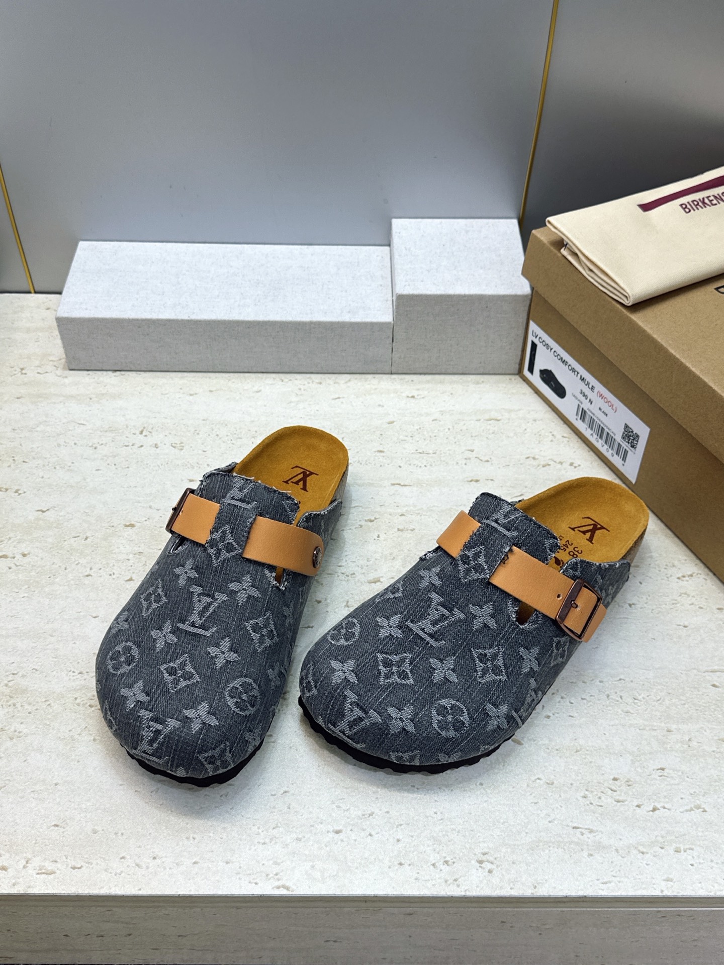 :女码/情侣款 男+10 顶级版 Louis Vuitton 2026秋冬情侣新款勃肯穆勒休闲鞋 LV 字母logo五金