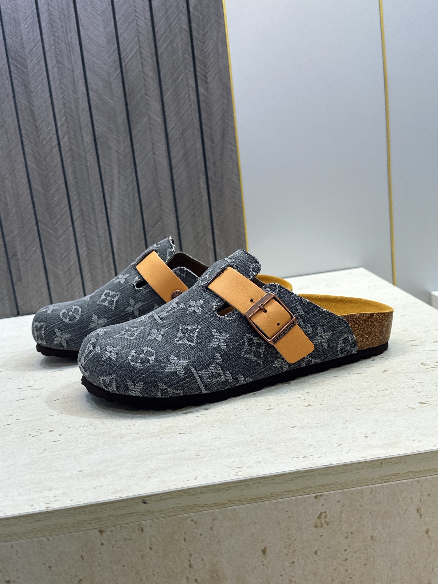 :女码/情侣款 男+10 顶级版 Louis Vuitton 2026秋冬情侣新款勃肯穆勒休闲鞋 LV 字母logo五金