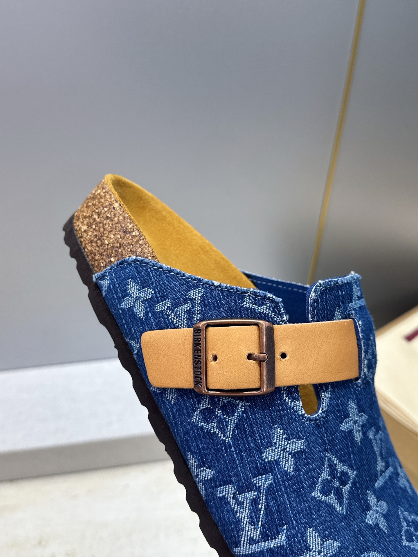 :女码/情侣款 男+10 顶级版 Louis Vuitton 2026秋冬情侣新款勃肯穆勒休闲鞋 LV 字母logo五金