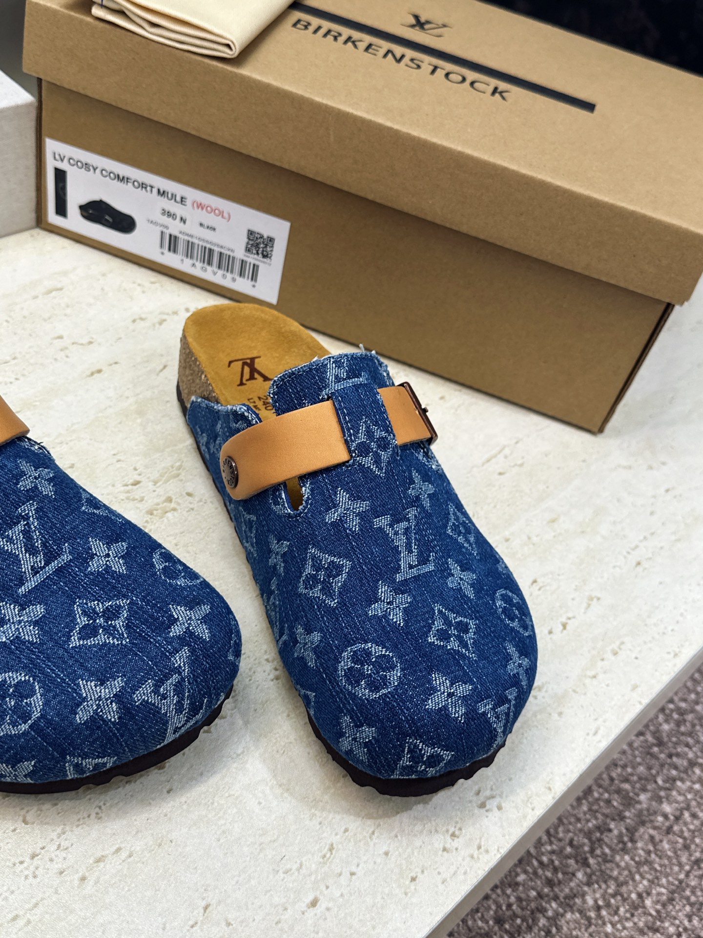 :女码/情侣款 男+10 顶级版 Louis Vuitton 2026秋冬情侣新款勃肯穆勒休闲鞋 LV 字母logo五金