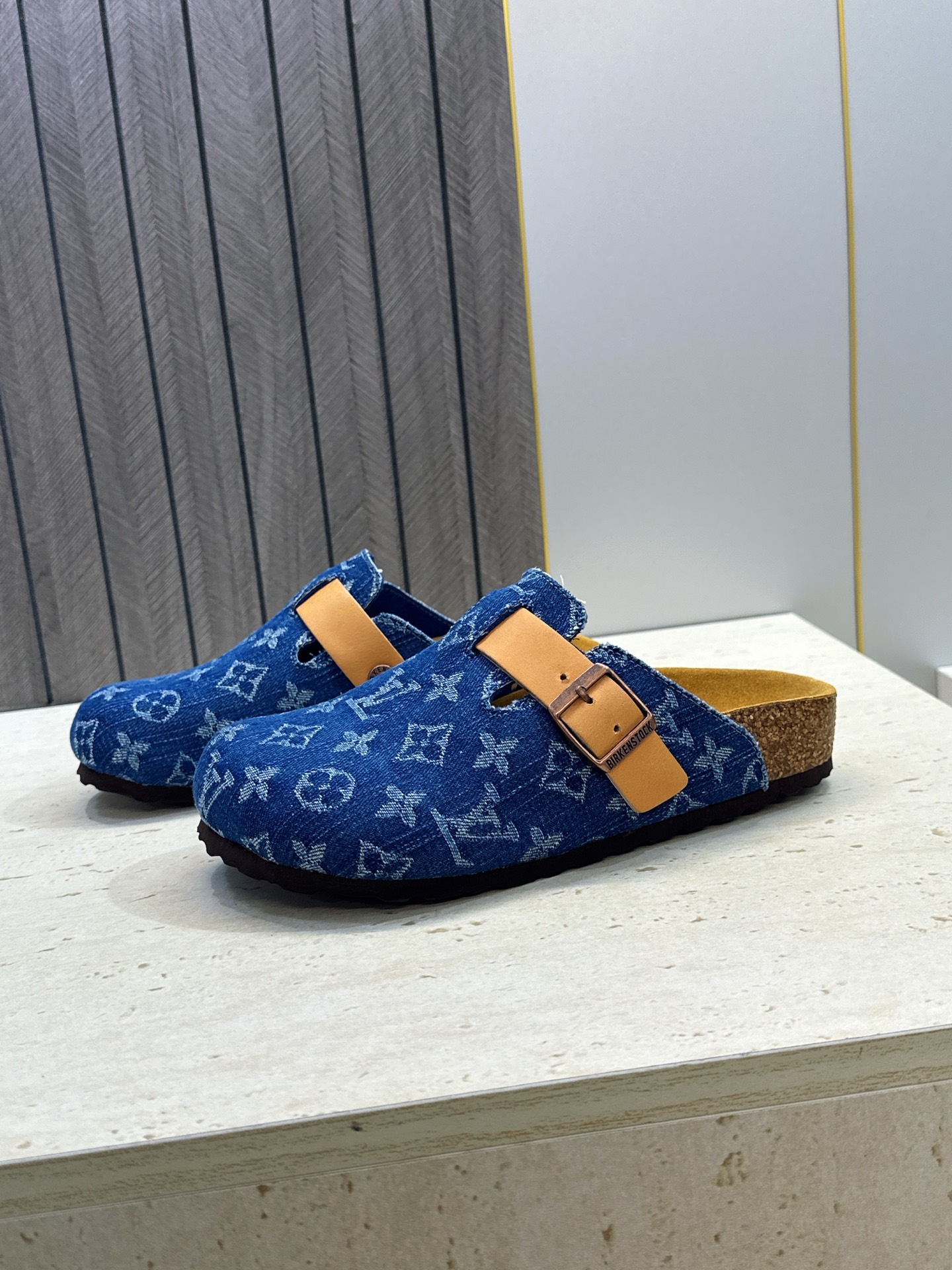 :女码/情侣款 男+10 顶级版 Louis Vuitton 2026秋冬情侣新款勃肯穆勒休闲鞋 LV 字母logo五金