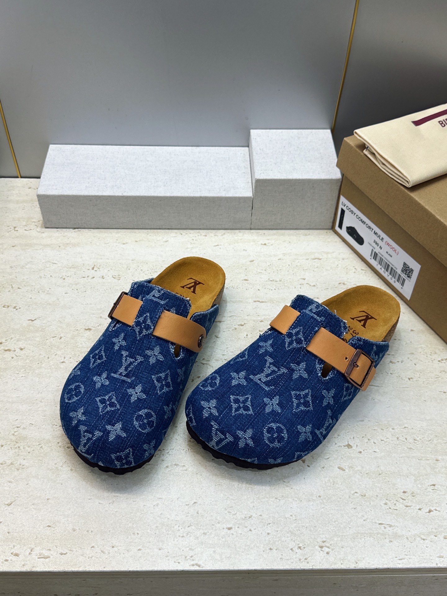 :女码/情侣款 男+10 顶级版 Louis Vuitton 2026秋冬情侣新款勃肯穆勒休闲鞋 LV 字母logo五金