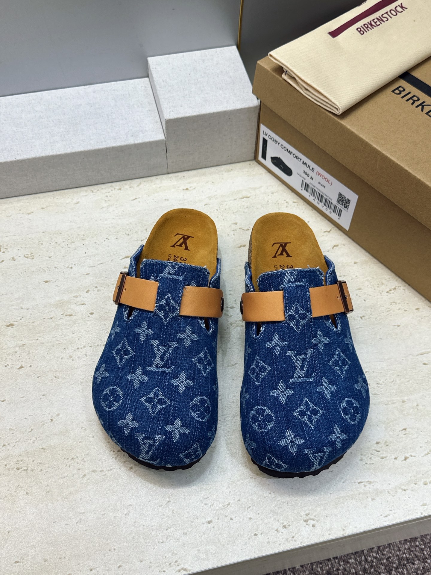 :女码/情侣款 男+10 顶级版 Louis Vuitton 2026秋冬情侣新款勃肯穆勒休闲鞋 LV 字母logo五金