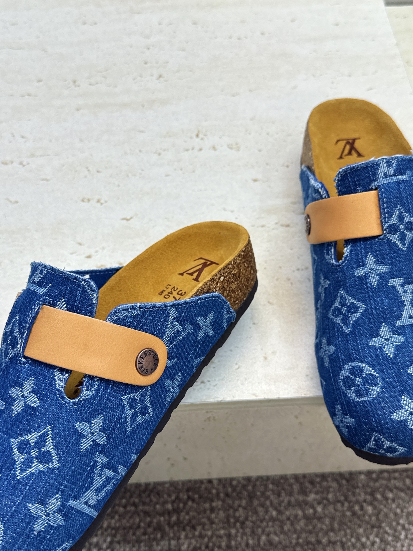 :女码/情侣款 男+10 顶级版 Louis Vuitton 2026秋冬情侣新款勃肯穆勒休闲鞋 LV 字母logo五金