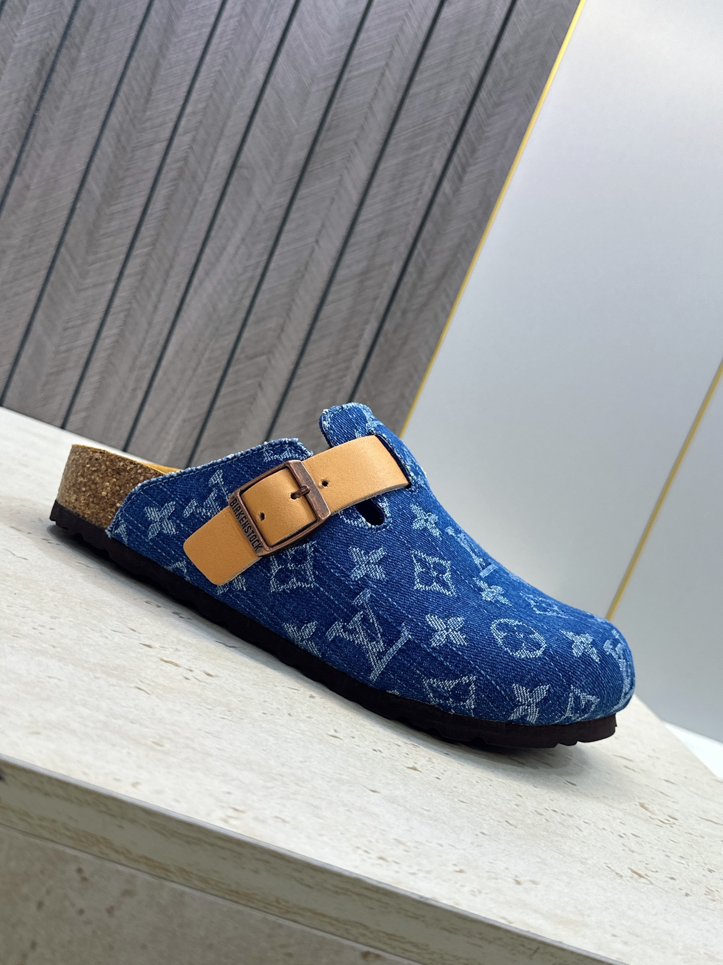 :女码/情侣款 男+10 顶级版 Louis Vuitton 2026秋冬情侣新款勃肯穆勒休闲鞋 LV 字母logo五金