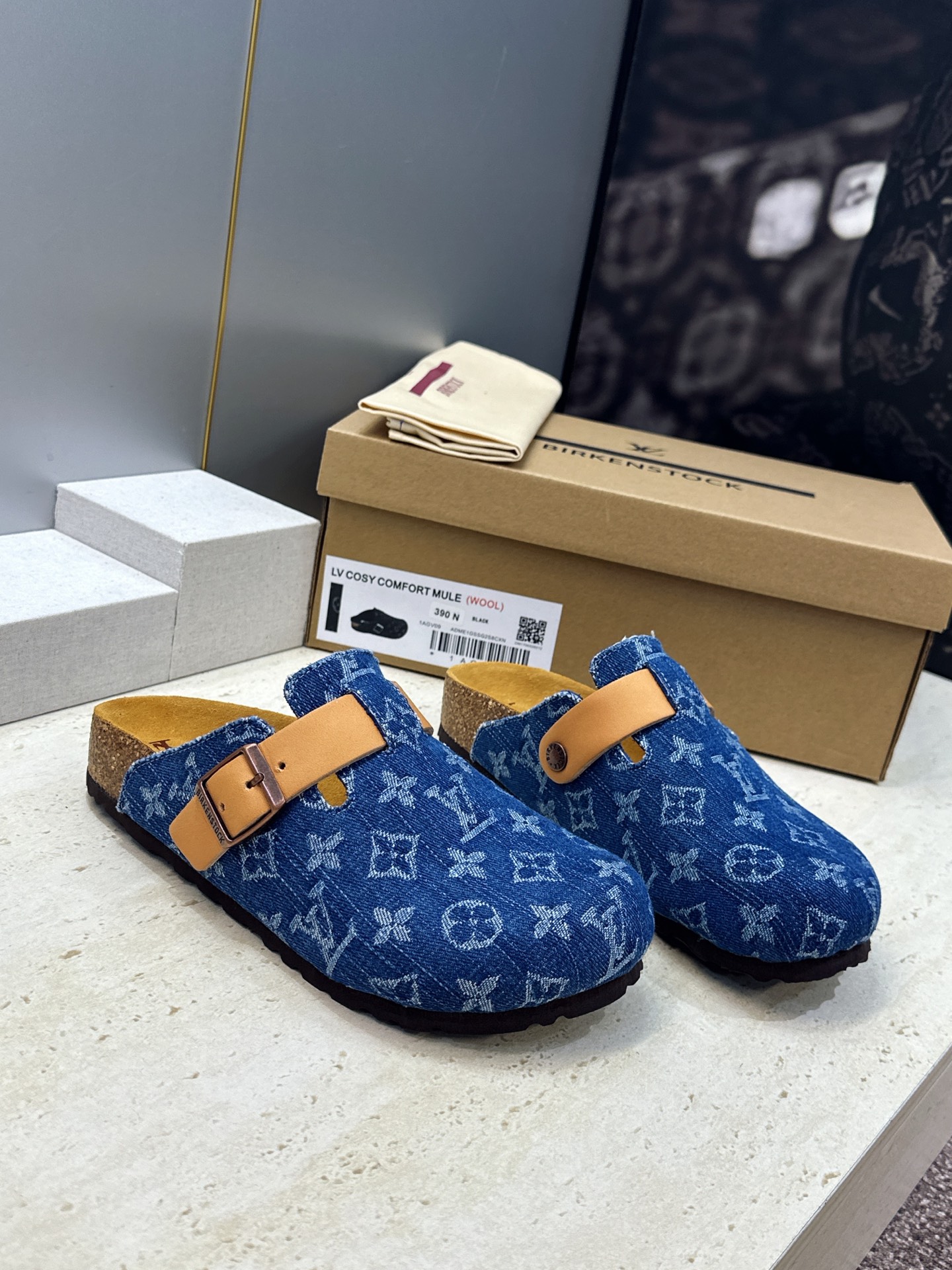 :女码/情侣款 男+10 顶级版 Louis Vuitton 2026秋冬情侣新款勃肯穆勒休闲鞋 LV 字母logo五金 :女码/情侣款 男+10 顶级版 Louis Vuitton 2026秋冬情侣新款勃肯穆勒休闲鞋 LV 字母logo五金