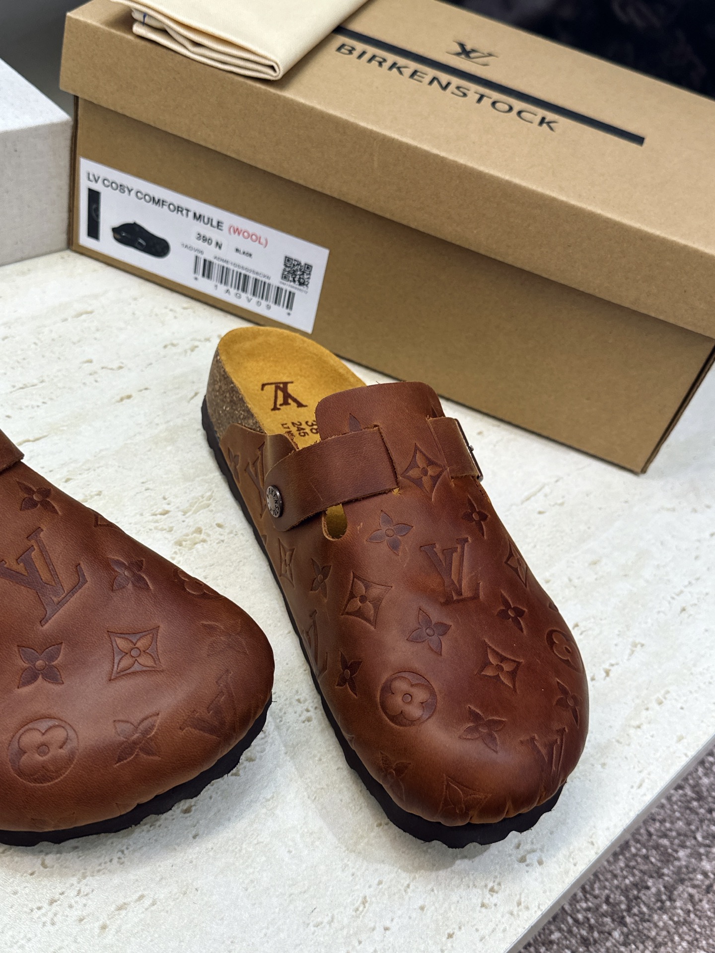 :女码/情侣款 男+10 顶级版 Louis Vuitton 2026秋冬情侣新款勃肯穆勒休闲鞋 LV 字母logo五金