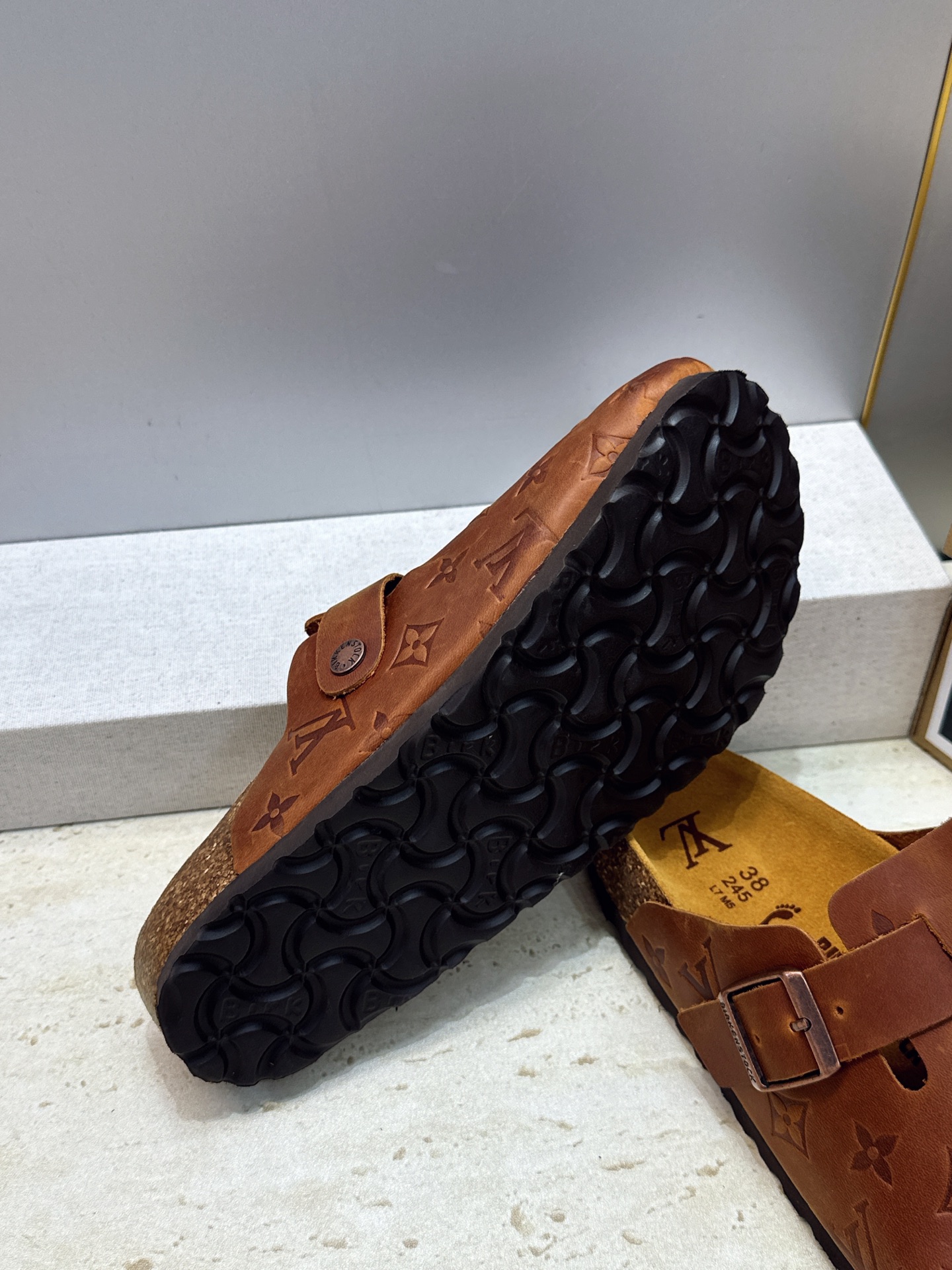 :女码/情侣款 男+10 顶级版 Louis Vuitton 2026秋冬情侣新款勃肯穆勒休闲鞋 LV 字母logo五金