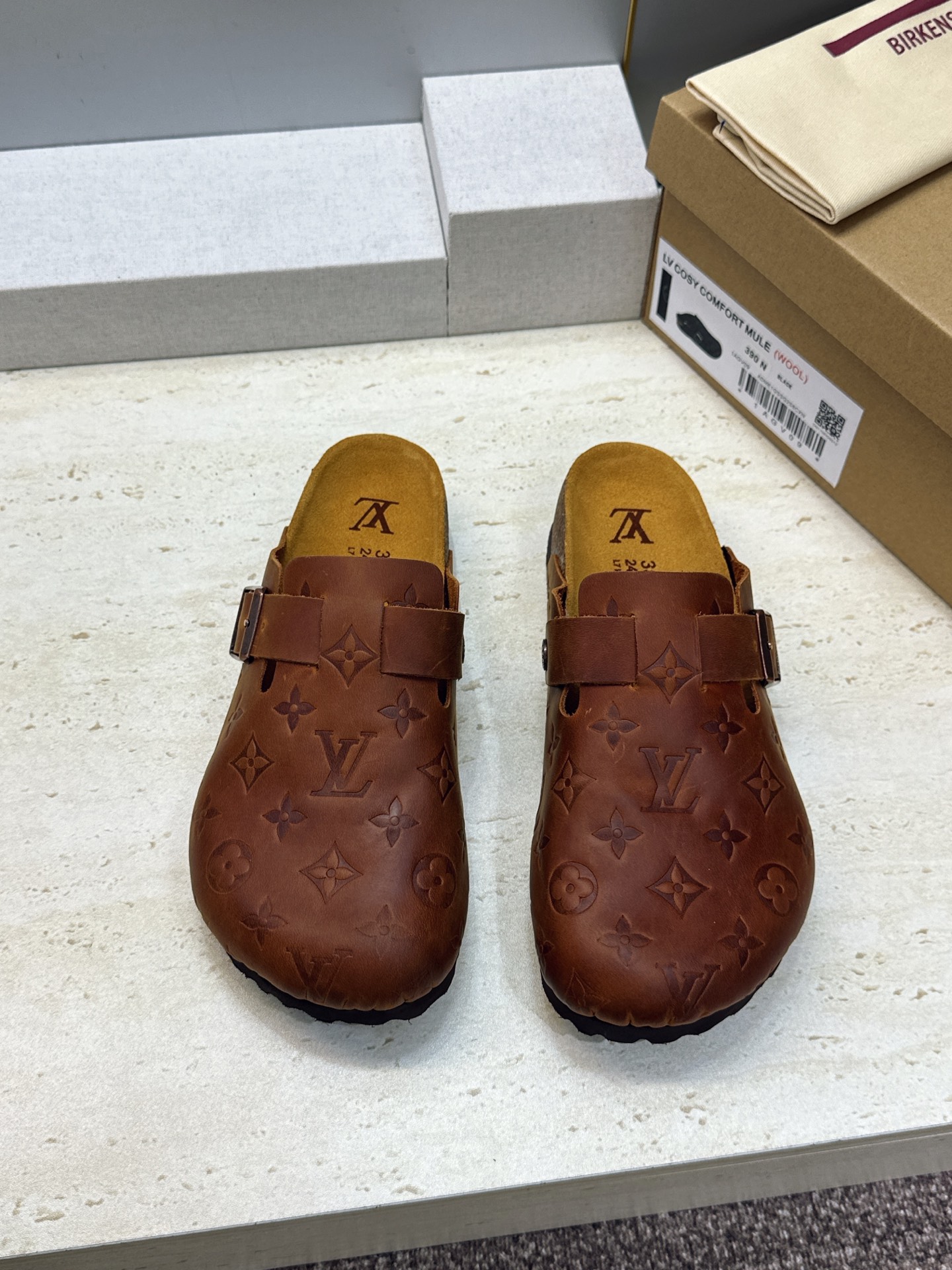 :女码/情侣款 男+10 顶级版 Louis Vuitton 2026秋冬情侣新款勃肯穆勒休闲鞋 LV 字母logo五金