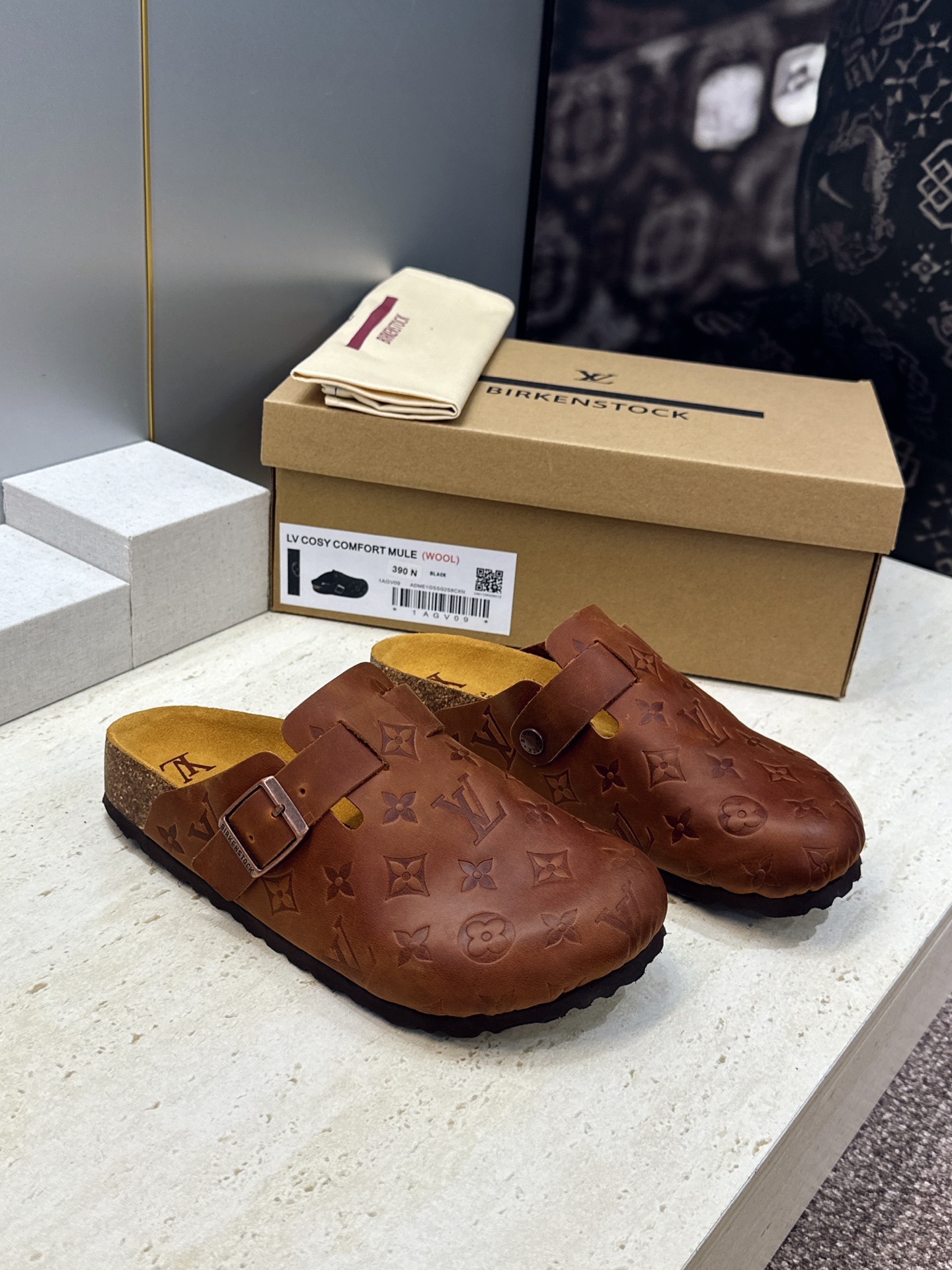 :女码/情侣款 男+10 顶级版 Louis Vuitton 2026秋冬情侣新款勃肯穆勒休闲鞋 LV 字母logo五金 :女码/情侣款 男+10 顶级版 Louis Vuitton 2026秋冬情侣新款勃肯穆勒休闲鞋 LV 字母logo五金