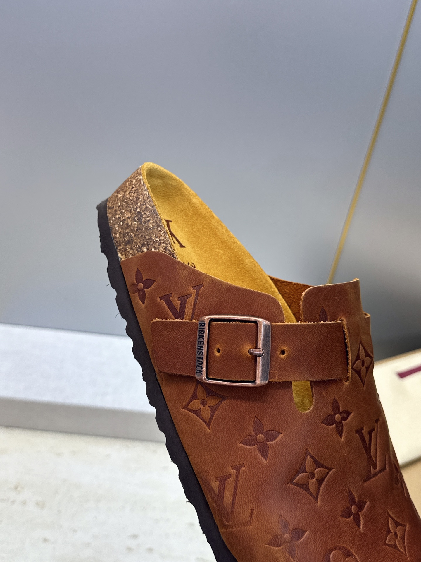 :女码/情侣款 男+10 顶级版 Louis Vuitton 2026秋冬情侣新款勃肯穆勒休闲鞋 LV 字母logo五金