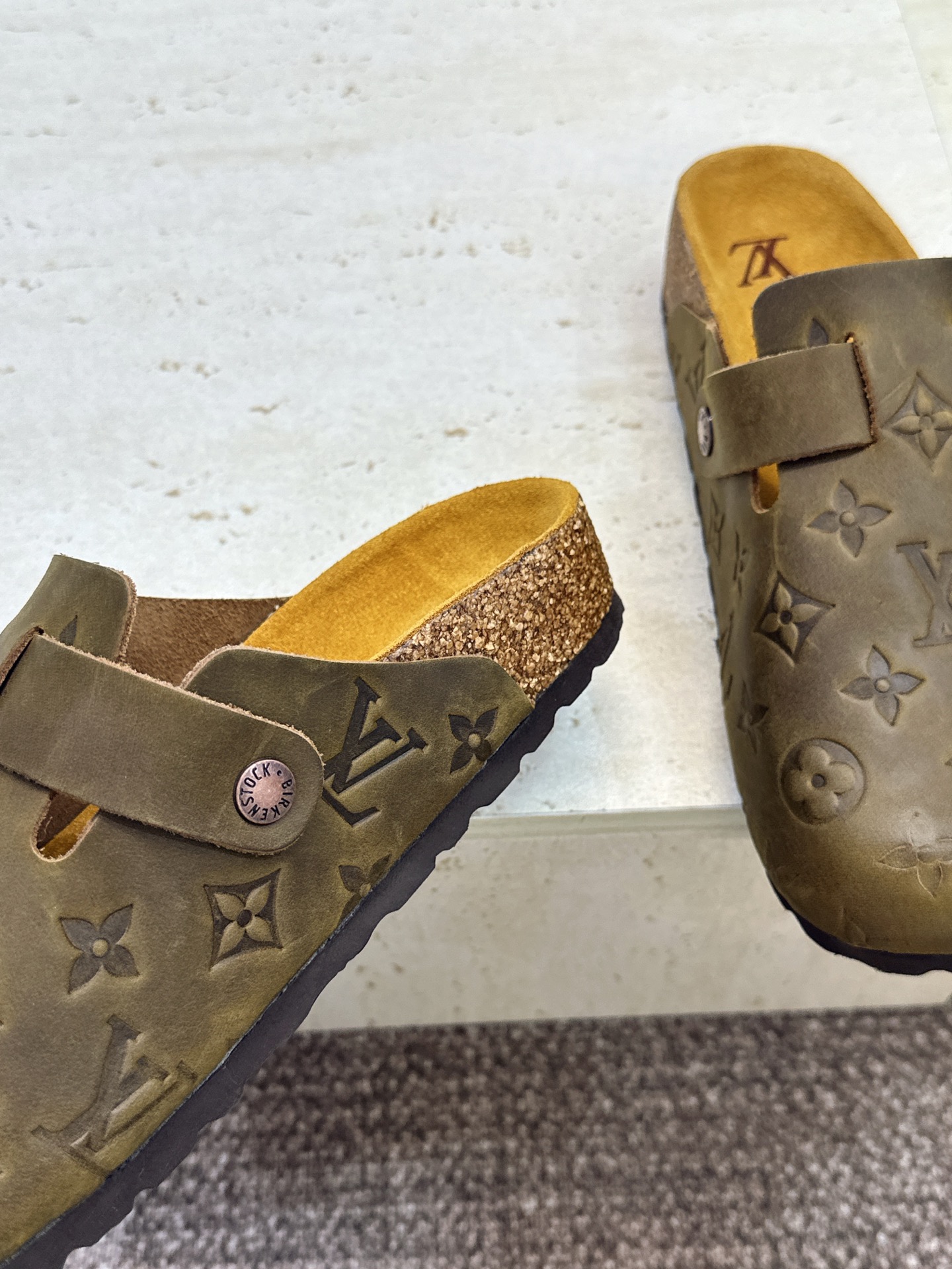 :女码/情侣款 男+10 顶级版 Louis Vuitton 2026秋冬情侣新款勃肯穆勒休闲鞋 LV 字母logo五金