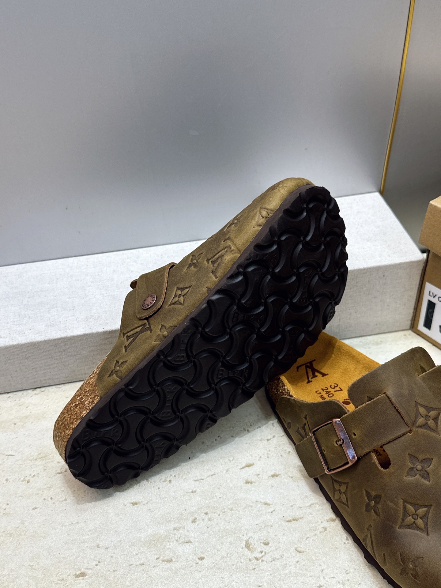 :女码/情侣款 男+10 顶级版 Louis Vuitton 2026秋冬情侣新款勃肯穆勒休闲鞋 LV 字母logo五金