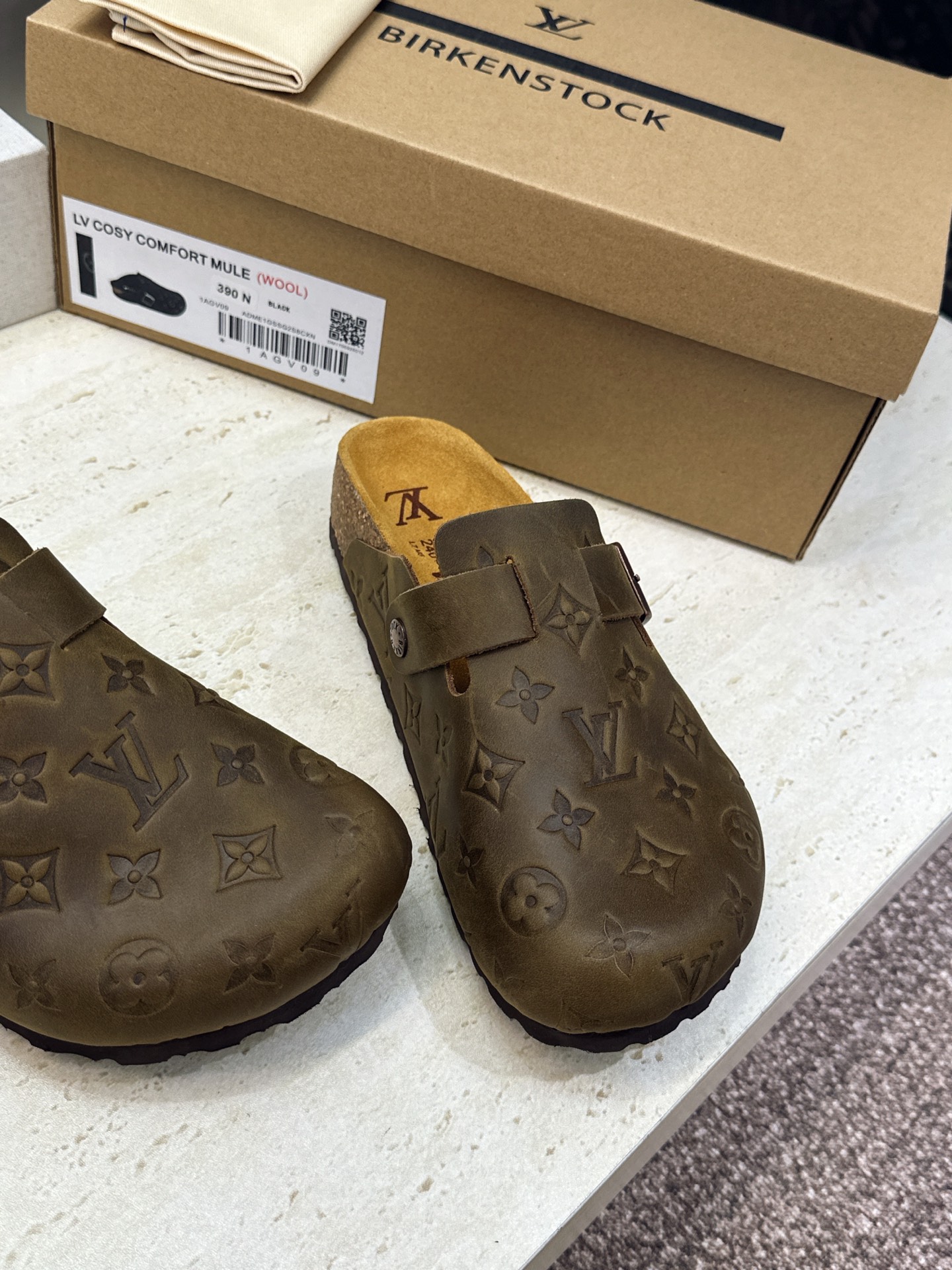 :女码/情侣款 男+10 顶级版 Louis Vuitton 2026秋冬情侣新款勃肯穆勒休闲鞋 LV 字母logo五金