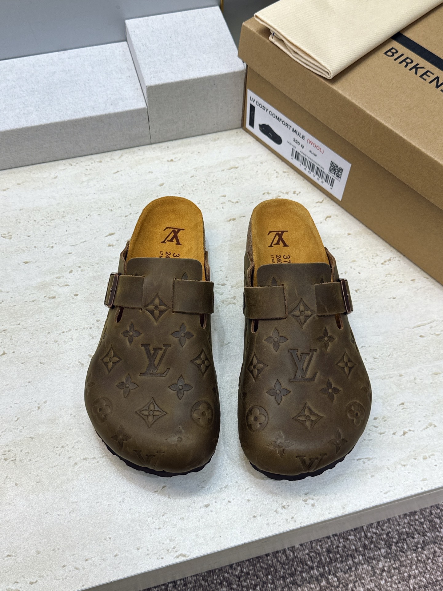 :女码/情侣款 男+10 顶级版 Louis Vuitton 2026秋冬情侣新款勃肯穆勒休闲鞋 LV 字母logo五金