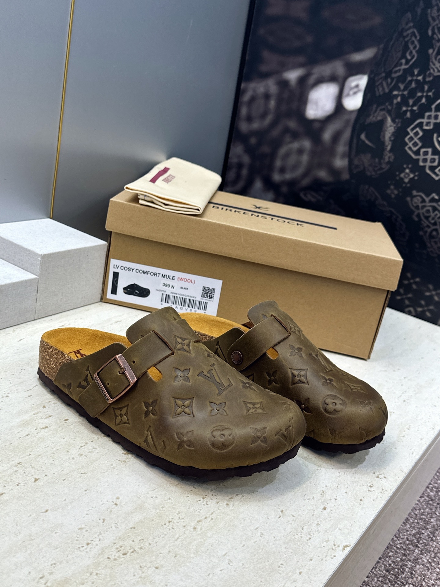 :女码/情侣款 男+10 顶级版 Louis Vuitton 2026秋冬情侣新款勃肯穆勒休闲鞋 LV 字母logo五金