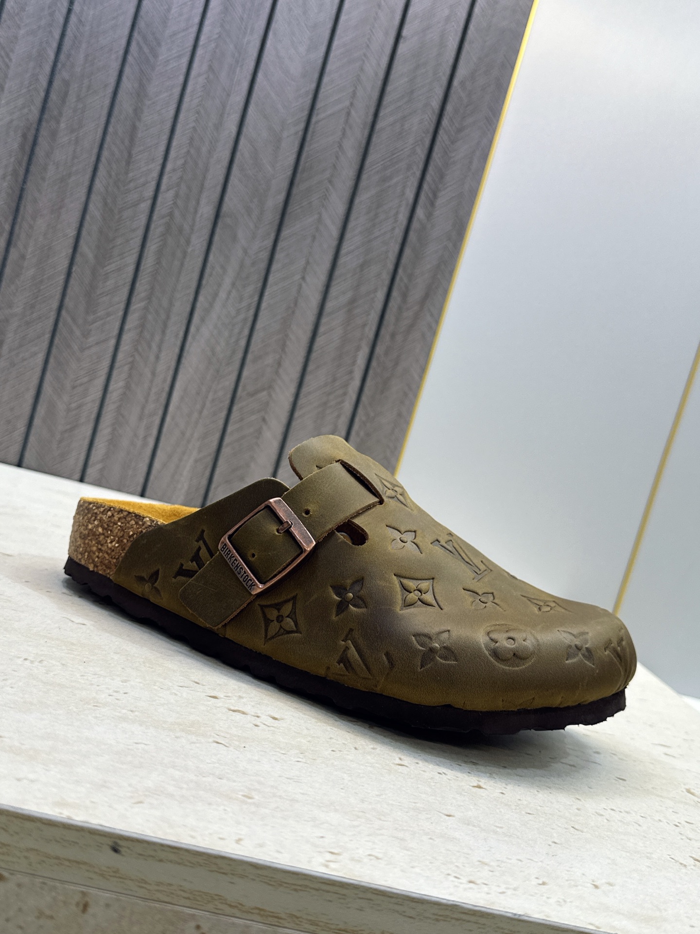 :女码/情侣款 男+10 顶级版 Louis Vuitton 2026秋冬情侣新款勃肯穆勒休闲鞋 LV 字母logo五金