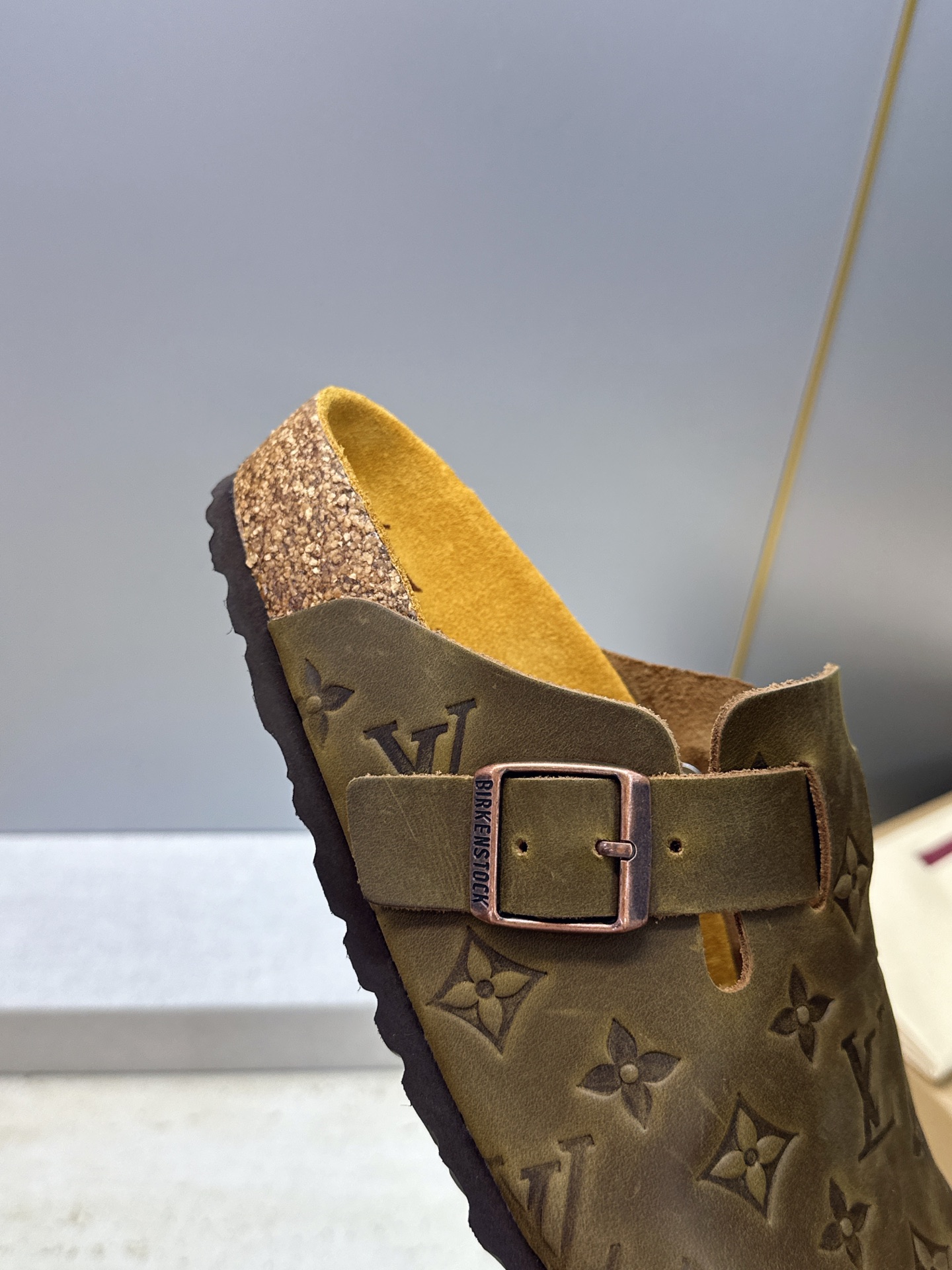 :女码/情侣款 男+10 顶级版 Louis Vuitton 2026秋冬情侣新款勃肯穆勒休闲鞋 LV 字母logo五金