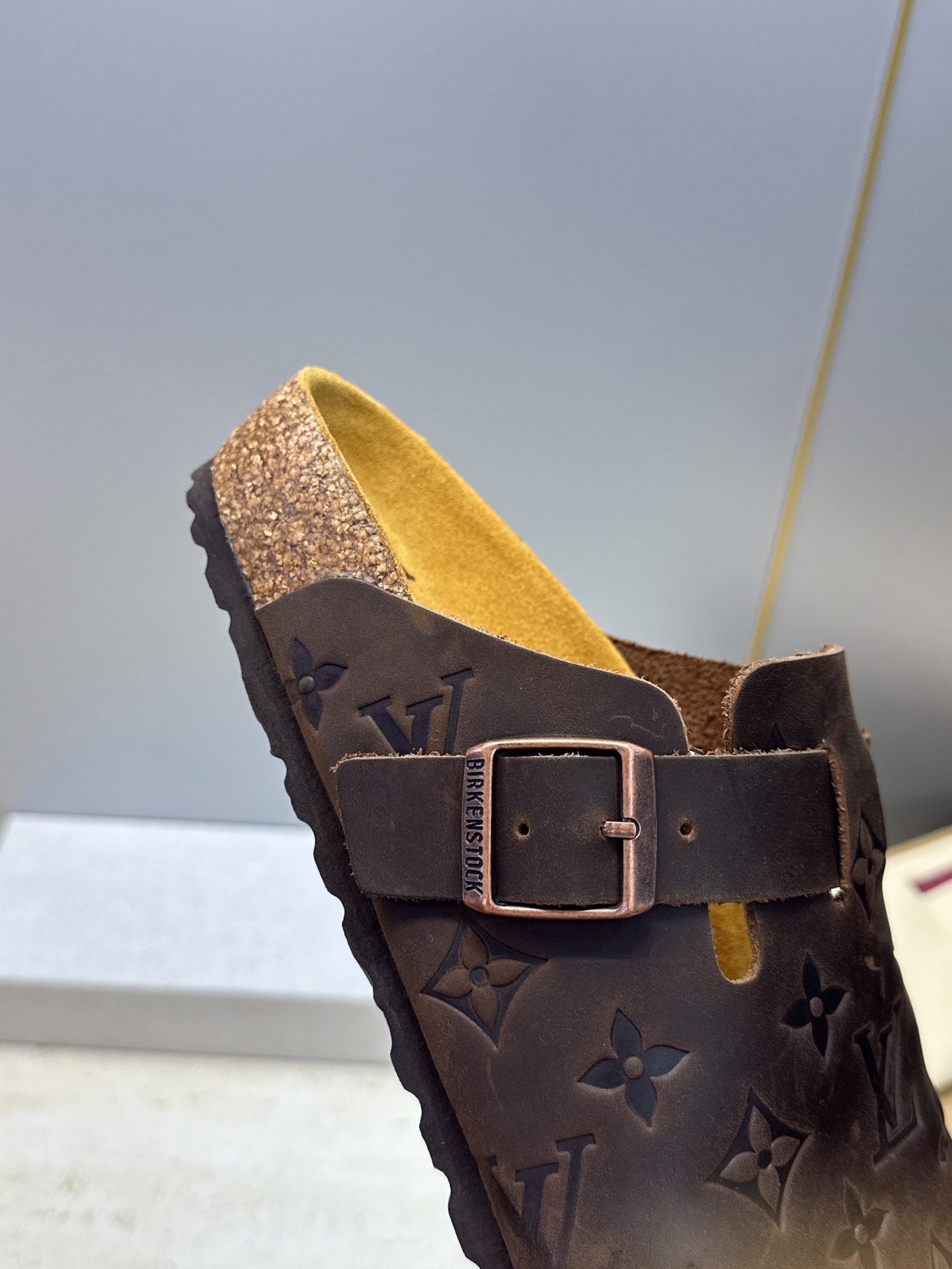 :女码/情侣款 男+10 顶级版 Louis Vuitton 2026秋冬情侣新款勃肯穆勒休闲鞋 LV 字母logo五金 :女码/情侣款 男+10 顶级版 Louis Vuitton 2026秋冬情侣新款勃肯穆勒休闲鞋 LV 字母logo五金